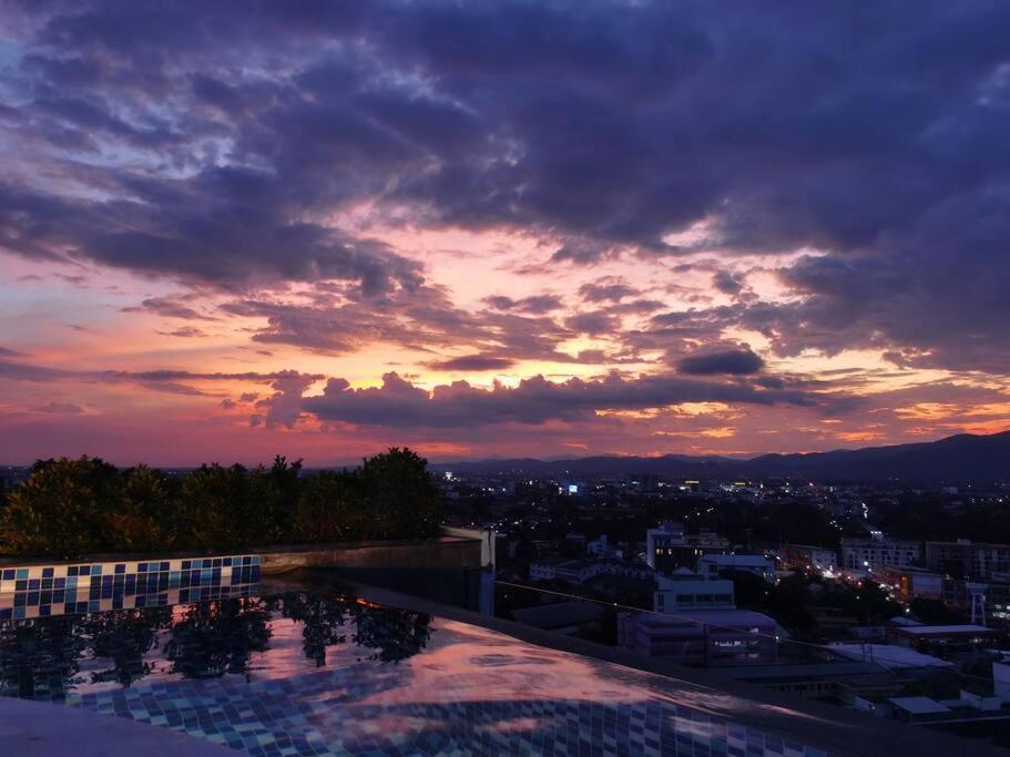 Modern Style Room With Sky Pool 古城边天际泳池公寓 Чіангмай Екстер'єр фото