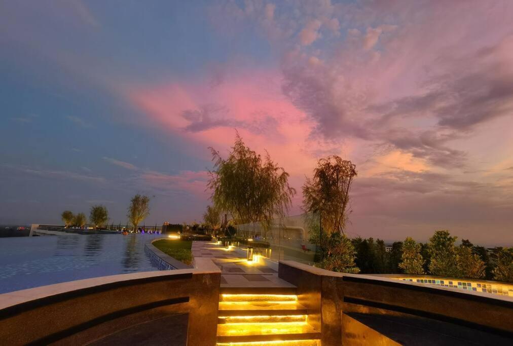 Modern Style Room With Sky Pool 古城边天际泳池公寓 Чіангмай Екстер'єр фото
