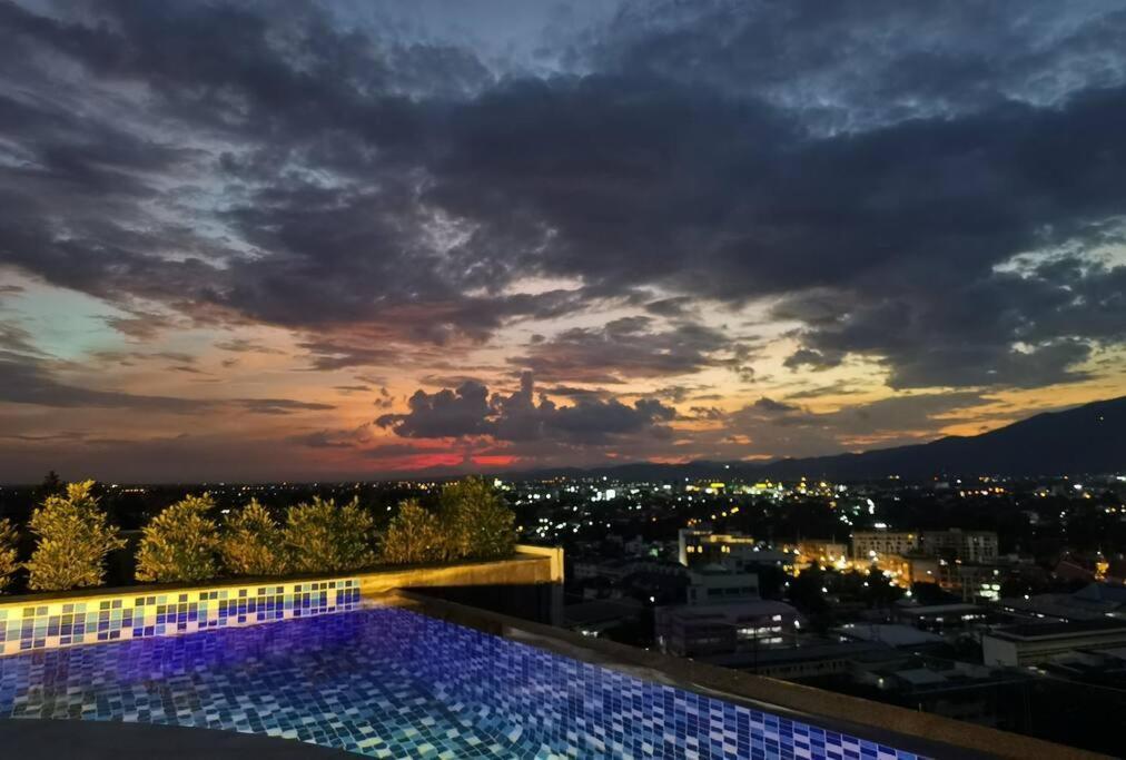 Modern Style Room With Sky Pool 古城边天际泳池公寓 Чіангмай Екстер'єр фото