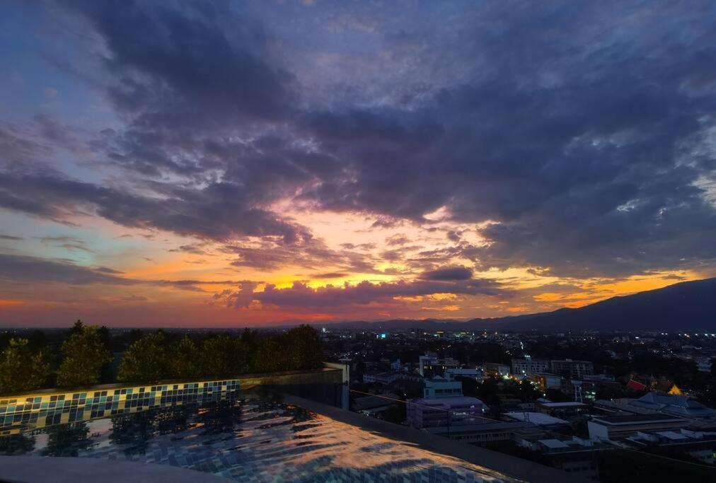 Modern Style Room With Sky Pool 古城边天际泳池公寓 Чіангмай Екстер'єр фото