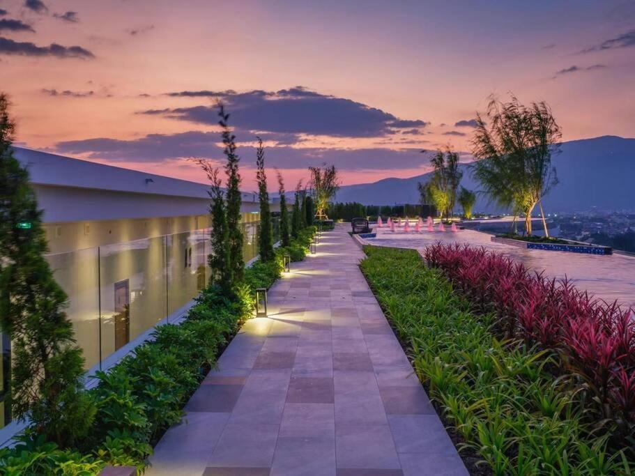 Modern Style Room With Sky Pool 古城边天际泳池公寓 Чіангмай Екстер'єр фото